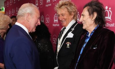 LONDRES, INGLATERRA - 11 DE MAYO: EL REY CARLOS III SE ENCUENTRA CON SIR ROD STEWART Y Ronnie Wood AL ASISTIR A 'UNA CELEBRACIÓN DEL 50º ANIVERSARIO DEL FIDEICOMISO DE UN REY' EN EL ROYAL ALBERT HALL EL 11 DE MAYO DE 2026 EN LONDRES, INGLATERRA. (FOTO POR Aaron Chown - WPA Pool/Getty Images). Tomada por: Rolling Stone