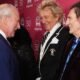 LONDRES, INGLATERRA - 11 DE MAYO: EL REY CARLOS III SE ENCUENTRA CON SIR ROD STEWART Y Ronnie Wood AL ASISTIR A 'UNA CELEBRACIÓN DEL 50º ANIVERSARIO DEL FIDEICOMISO DE UN REY' EN EL ROYAL ALBERT HALL EL 11 DE MAYO DE 2026 EN LONDRES, INGLATERRA. (FOTO POR Aaron Chown - WPA Pool/Getty Images). Tomada por: Rolling Stone