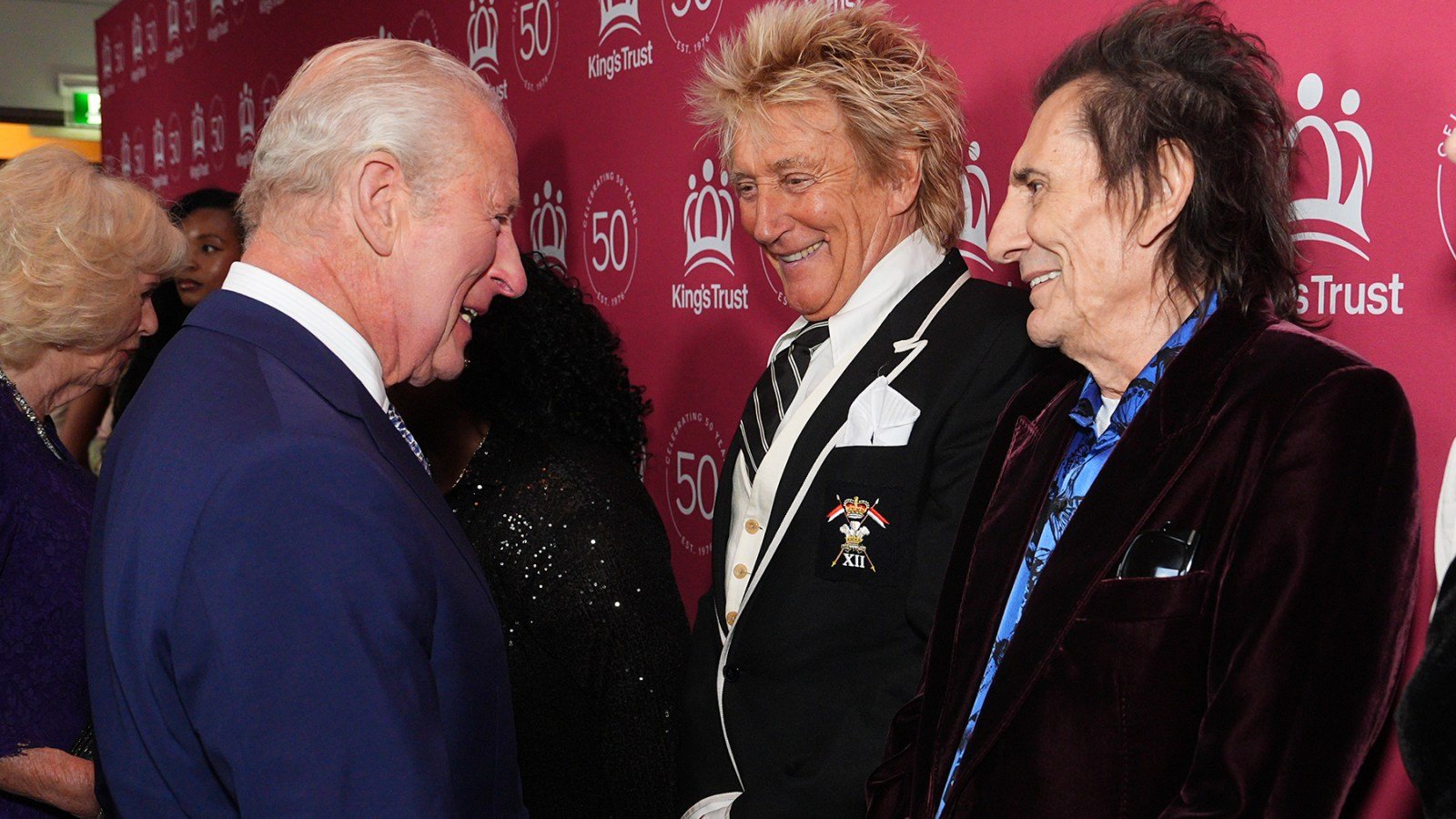 LONDRES, INGLATERRA - 11 DE MAYO: EL REY CARLOS III SE ENCUENTRA CON SIR ROD STEWART Y Ronnie Wood AL ASISTIR A 'UNA CELEBRACIÓN DEL 50º ANIVERSARIO DEL FIDEICOMISO DE UN REY' EN EL ROYAL ALBERT HALL EL 11 DE MAYO DE 2026 EN LONDRES, INGLATERRA. (FOTO POR Aaron Chown - WPA Pool/Getty Images). Tomada por: Rolling Stone