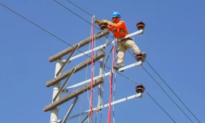 Seal cortes luz — Un técnico realiza mantenimiento en los postes eléctricos, coincidiendo con los cortes programados de luz en Arequipa. Foto de: El Búho
