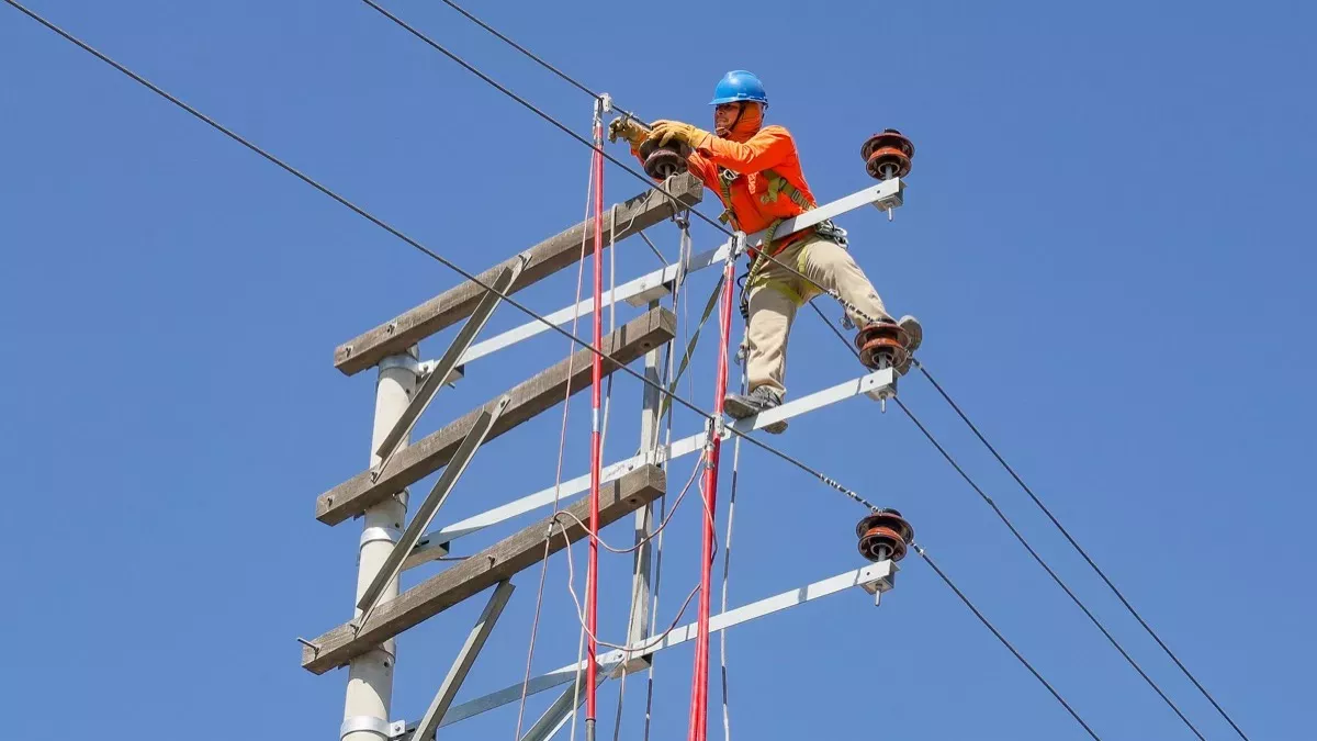 Seal cortes luz — Un técnico realiza mantenimiento en los postes eléctricos, coincidiendo con los cortes programados de luz en Arequipa. Foto de: El Búho