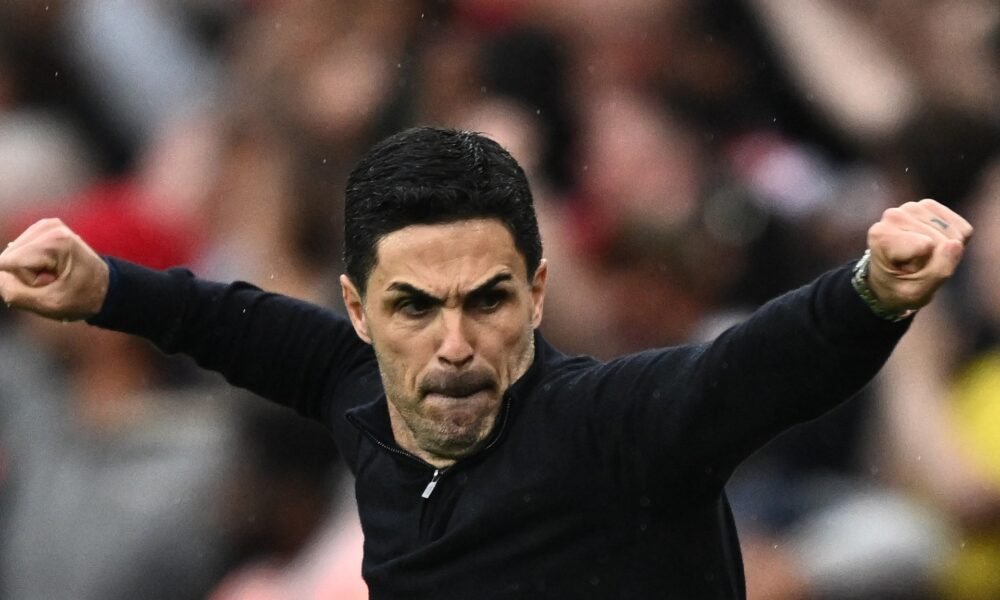 seis puntos — Entrenador de Arsenal Mikel Arteta celebra el segundo gol, anotado por Bukayo Saka [Dylan Martinez/Reuters]