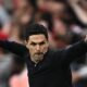 seis puntos — Entrenador de Arsenal Mikel Arteta celebra el segundo gol, anotado por Bukayo Saka [Dylan Martinez/Reuters]
