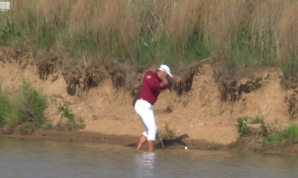 LIV Golf — Sergio García jugó un golpe con los pies en el agua