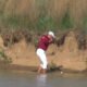 LIV Golf — Sergio García jugó un golpe con los pies en el agua