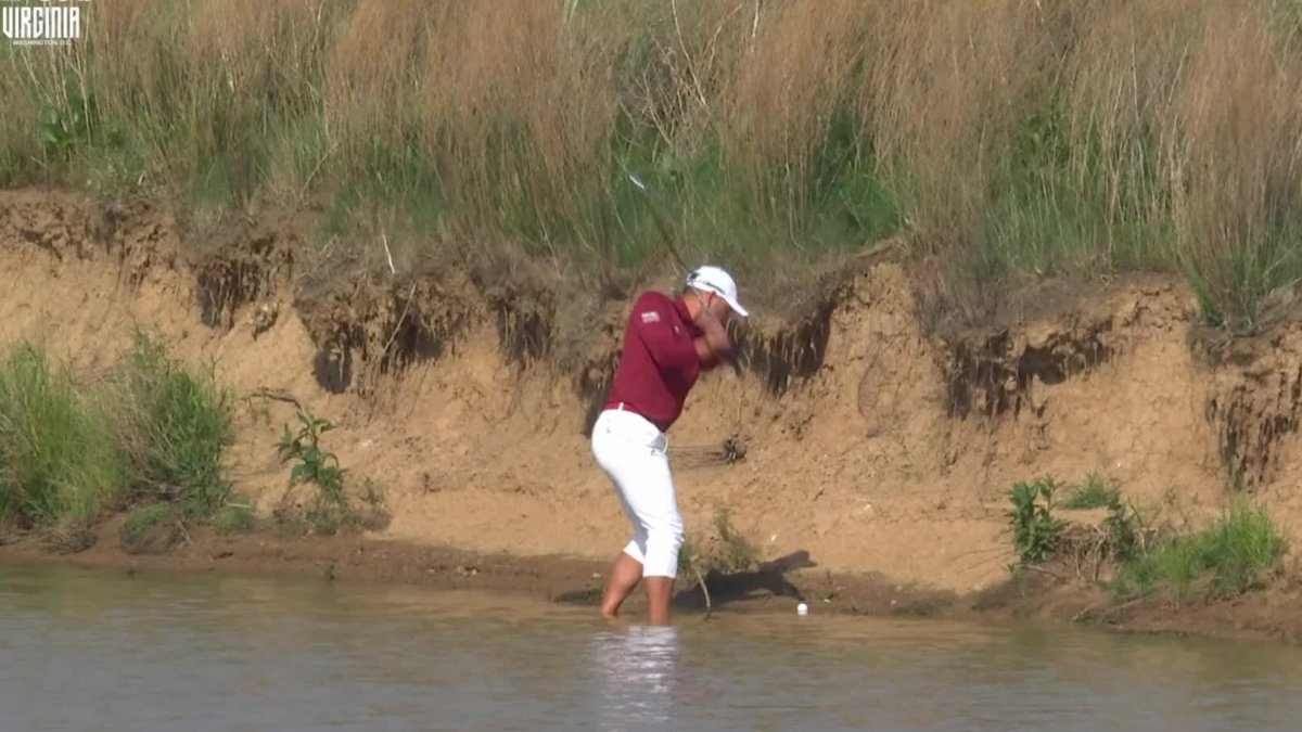 LIV Golf — Sergio García jugó un golpe con los pies en el agua