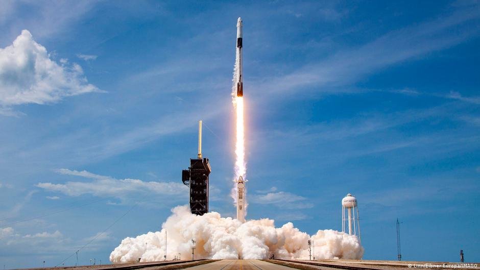 símbolo SPCX — Un cohete de SpaceX despega, ilustrando la compañía que ha presentado documentos para una posible Oferta Pública Inicial (IPO). Foto de: Linn/Eibner Europa/IMAGO