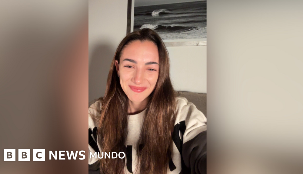 Thelma Fardín mira a la cámara con emoción