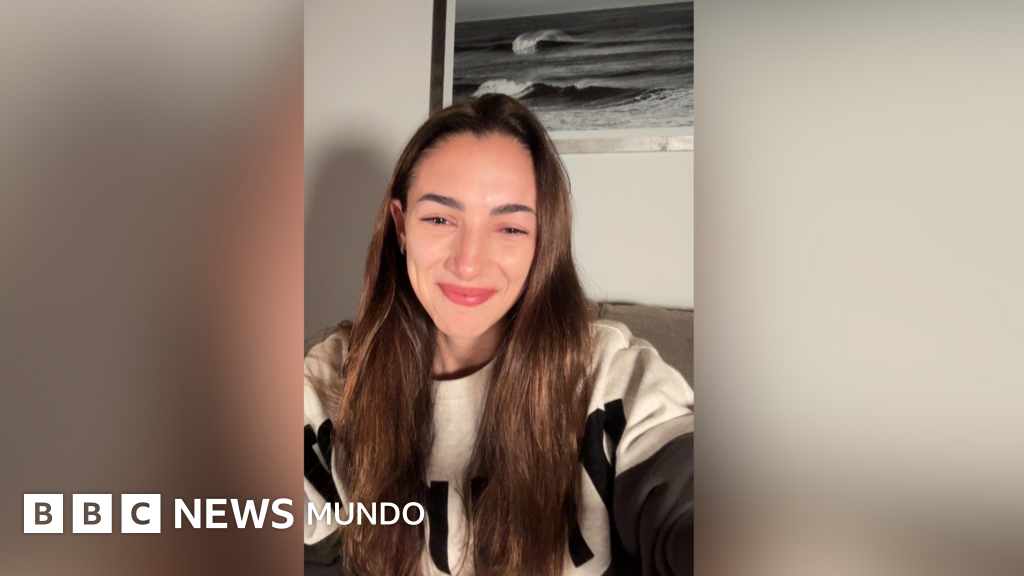 Thelma Fardín mira a la cámara con emoción