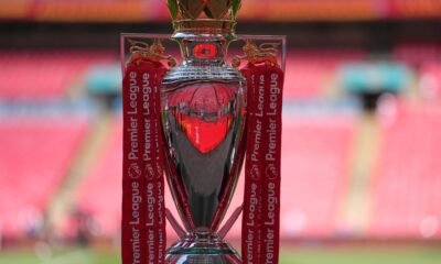 jornada final — El trofeo de la Premier League espera ser entregado a Arsenal tras el partido contra Crystal Palace. Foto de: Dave Shopland/AP