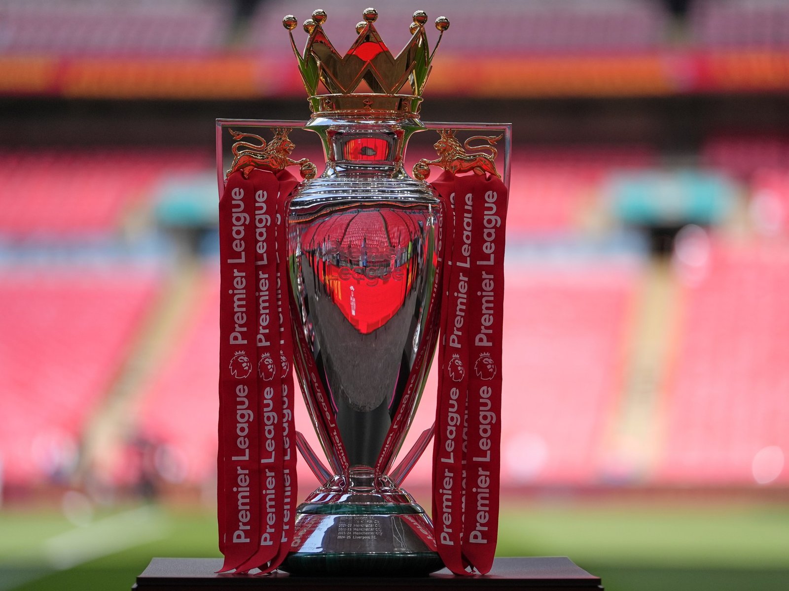 jornada final — El trofeo de la Premier League espera ser entregado a Arsenal tras el partido contra Crystal Palace. Foto de: Dave Shopland/AP