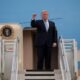 Trump abandona Beijing — Trump bombea su puño antes de abordar su avión en Pekín, China. Tomada por: DW English