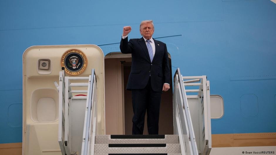 Trump abandona Beijing — Trump bombea su puño antes de abordar su avión en Pekín, China. Tomada por: DW English