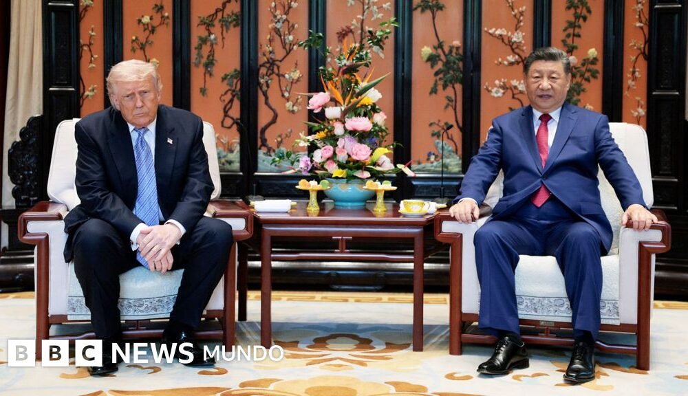 Trump advierte Taiwán — Sin traducir: President Trump y President Xi sentados en sillas en una habitación llena de mobiliario chino ornamental. Tomada por: BBC NEWS MUNDO