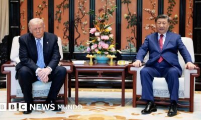 Trump advierte Taiwán — Sin traducir: President Trump y President Xi sentados en sillas en una habitación llena de mobiliario chino ornamental. Tomada por: BBC NEWS MUNDO