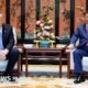 Trump advierte Taiwán — Sin traducir: President Trump y President Xi sentados en sillas en una habitación llena de mobiliario chino ornamental. Tomada por: BBC NEWS MUNDO