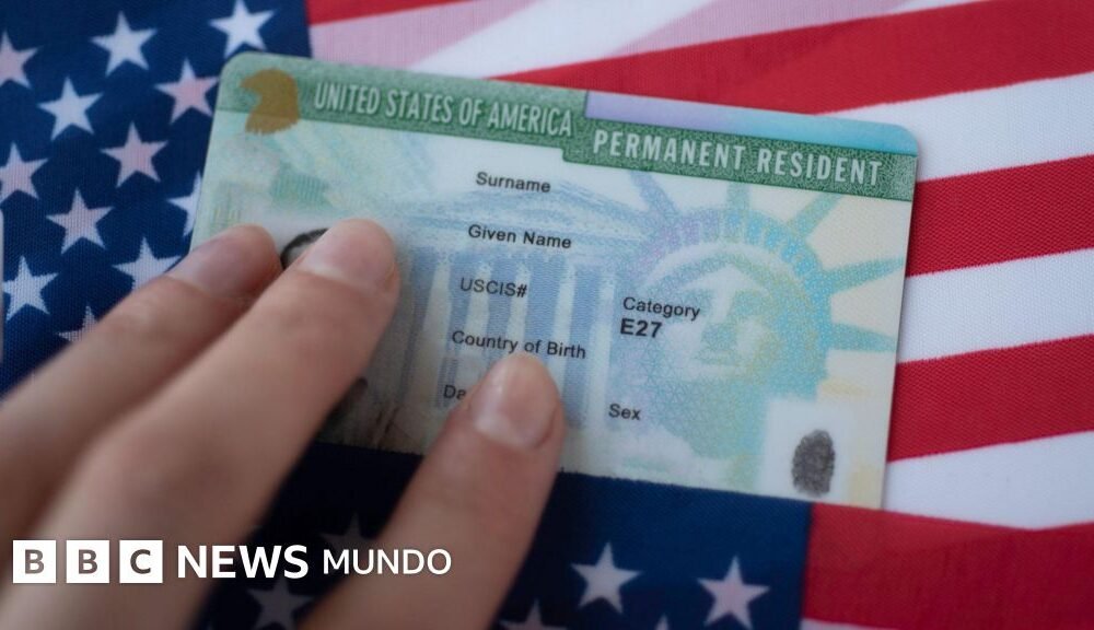 severas restricciones migratorias — La tarjeta de residencia permanente (Green Card) simboliza el estatus de los inmigrantes afectados por las nuevas exigencias del gobierno de Trump. Foto de: Getty Images