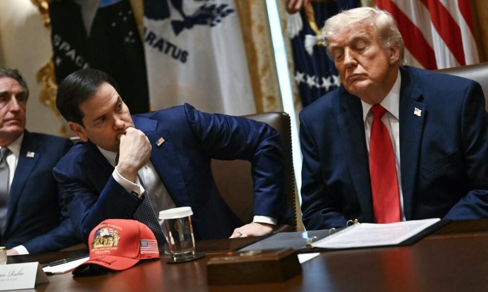 Trump anunció — Donald Trump y sus asesores se reúnen en una mesa de trabajo para discutir posibles acuerdos y la decisión final sobre Irán. Foto de: Perú21