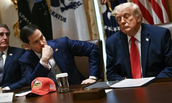 Trump anunció — Donald Trump y sus asesores se reúnen en una mesa de trabajo para discutir posibles acuerdos y la decisión final sobre Irán. Foto de: Perú21