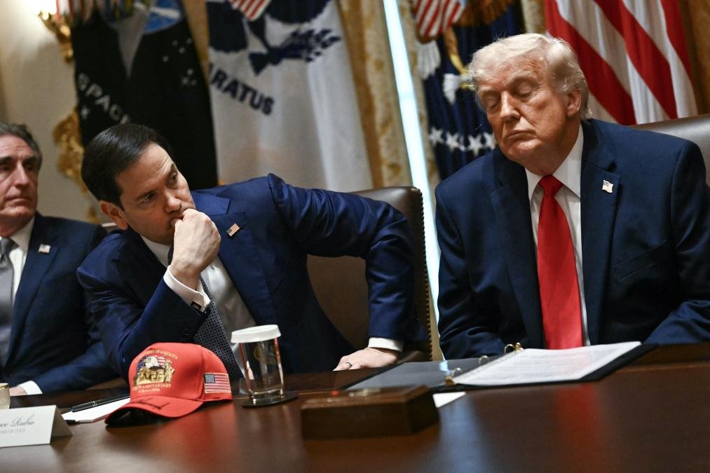 Trump anunció — Donald Trump y sus asesores se reúnen en una mesa de trabajo para discutir posibles acuerdos y la decisión final sobre Irán. Foto de: Perú21