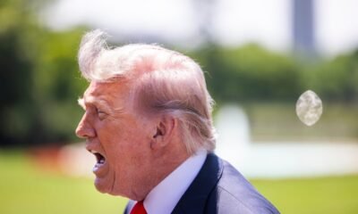 Trump aumento arancelario — El presidente de Estados Unidos, Donald Trump, este viernes en la Casa Blanca, antes de abordar un helicóptero. JIM LO SCALZO / POOL (EFE)