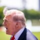 Trump aumento arancelario — El presidente de Estados Unidos, Donald Trump, este viernes en la Casa Blanca, antes de abordar un helicóptero. JIM LO SCALZO / POOL (EFE)