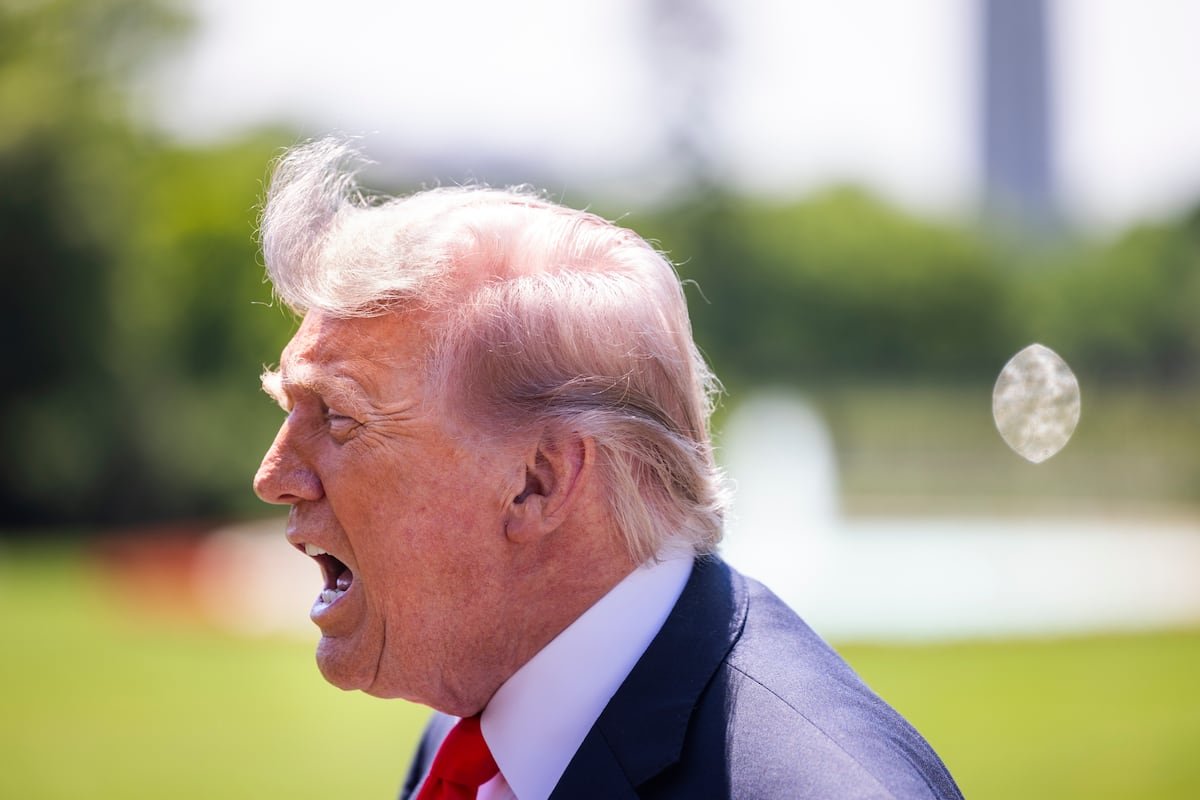 Trump aumento arancelario — El presidente de Estados Unidos, Donald Trump, este viernes en la Casa Blanca, antes de abordar un helicóptero. JIM LO SCALZO / POOL (EFE)