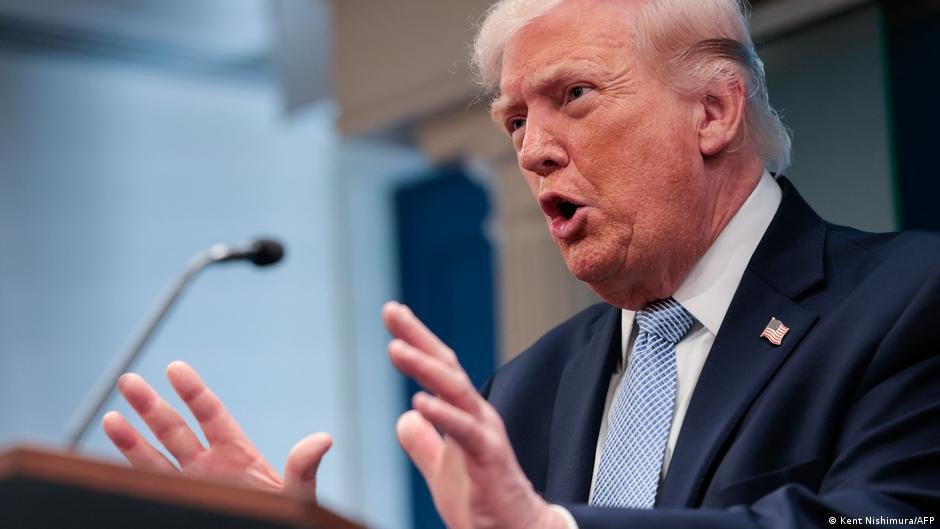 Trump califica — Imagen de archivo