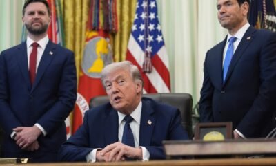 Trump pausa escolta — El presidente Donald Trump habla mientras el secretario de Estado Marco Rubio, a la derecha, y el vicepresidente JD Vance escuchan en la Casa Blanca, el 23 de abril de 2026, en Washington, DC, EE. UU. [Mark Schiefelbein/AP Photo]