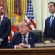 Trump pausa escolta — El presidente Donald Trump habla mientras el secretario de Estado Marco Rubio, a la derecha, y el vicepresidente JD Vance escuchan en la Casa Blanca, el 23 de abril de 2026, en Washington, DC, EE. UU. [Mark Schiefelbein/AP Photo]