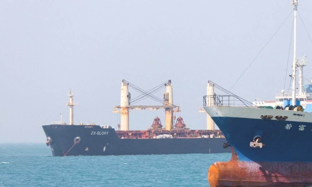 Proyecto Libertad — Vesículas en el Estrecho de Ormuz, cerca de Bandar Abbas, Irán, el 4 de mayo de 2026 [Amirhosein Khorgooi/ISNA/WANA via Reuters]