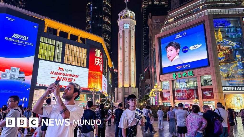 Trump recibe Jinping — vista nocturna de Chongqing, China. Tomada por: BBC Mundo