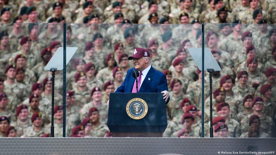 Trump reducción tropas — Trump se ha mostrado hostil hacia sus aliados europeos, a quienes reprocha no invertir suficiente en su seguridad. (Imagen de archivo 10.06.2025) Imagen: Melissa Sue Gerrits/Getty Images/AFP