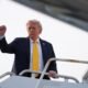 Trump revisa propuesta — El presidente de los Estados Unidos, Donald Trump, aborda el Air Force One en el aeropuerto de Palm Beach, en West Palm Beach, Florida, el 2 de mayo de 2026 [Matt Rourke/AP]