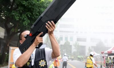 Trump venta armas — Un taiwanés utiliza un arma antidrones durante ejercicios militares anuales Han Kuang, Taipéi, en 2025, para preparar a la isla autogobernada ante una posible invasión china.