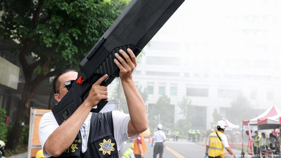 Trump venta armas — Un taiwanés utiliza un arma antidrones durante ejercicios militares anuales Han Kuang, Taipéi, en 2025, para preparar a la isla autogobernada ante una posible invasión china.