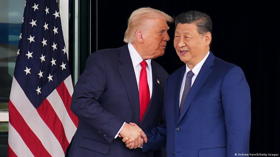 crisis energética — Donald Trump y Xi Jinping se estrechan la mano en Corea del Sur en octubre de 2025