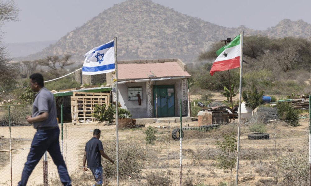 Turquía lanza despliegue — Turquía reforza su presencia militar y económica en Somalia, enfrentándose a la creciente influencia de Israel Cortesía: RFI English