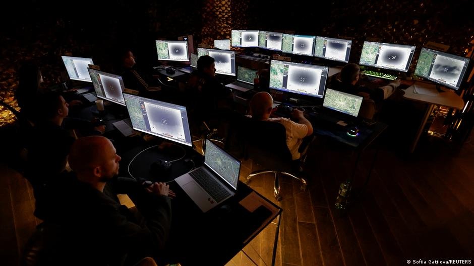 Ucrania ataca Moscú — Sala de control de drones ucranianos.. Foto de: © Sofia Gatilova/REUTERS