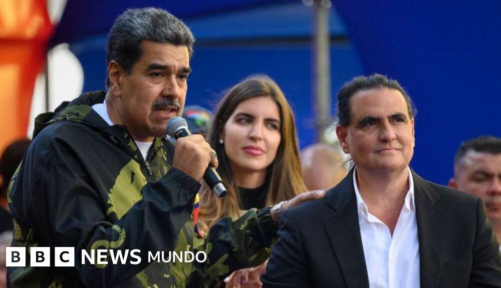 Nicolás Maduro junto a Alex Saab y su esposa, Camilla Fabri.. Foto de: BBC NEWS MUNDO