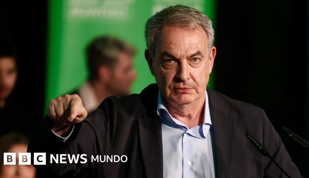 Zapatero imputado caso — El expresidente español José Luis Rodríguez Zapatero en un evento, señalando con el dedo. Foto de: Getty Images