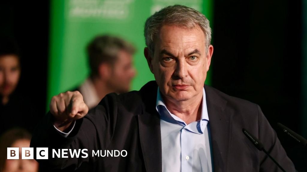 Zapatero imputado caso — El expresidente español José Luis Rodríguez Zapatero en un evento, señalando con el dedo. Foto de: Getty Images