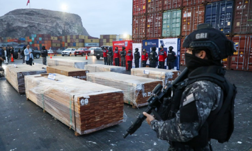 Aduanas chilena incauta — Imagen de la cobertura sobre Cifra récord en Chile: Incautan más de 100 toneladas de droga escondida en mader. Foto de: Perú21