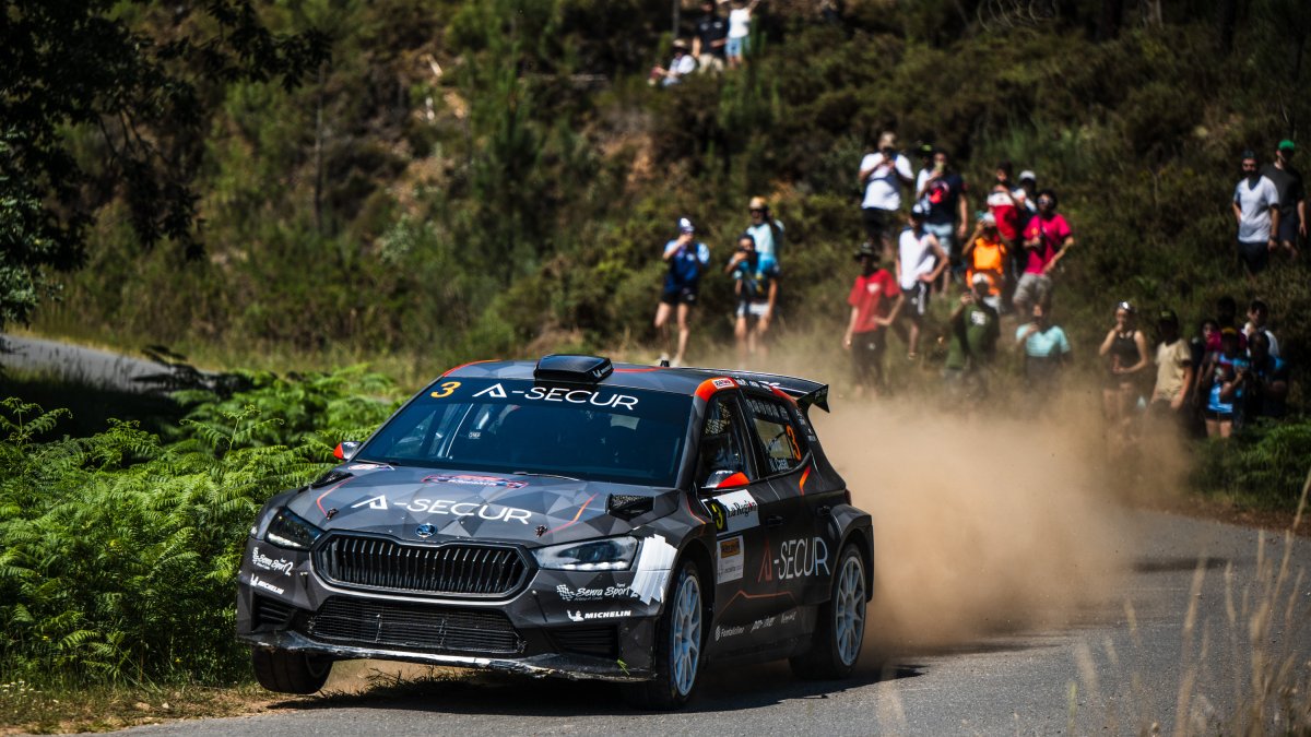 El Skoda privado de Álvaro Muñiz se muestra en la pista, celebrando su victoria y la racha del equipo en Ourense. Foto de: Shakedown Media / Danny García