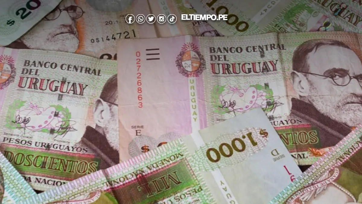 Billetes de moneda uruguaya sobre una superficie, ilustrando el contexto económico y los beneficios del Bono de Apoyo Económico. Foto de: ELTIEMPO.PE