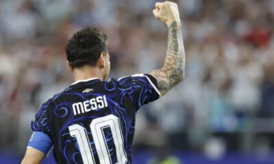 Argentina registra pleno — Lionel Messi celebra con un gesto de victoria tras el impulso del equipo argentino en el Mundial. Foto de: Marca