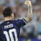 Argentina registra pleno — Lionel Messi celebra con un gesto de victoria tras el impulso del equipo argentino en el Mundial. Foto de: Marca