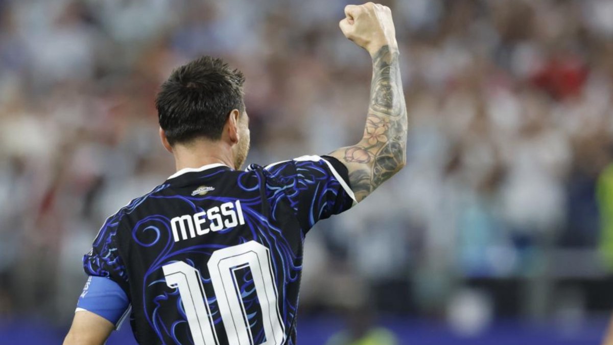 Argentina registra pleno — Lionel Messi celebra con un gesto de victoria tras el impulso del equipo argentino en el Mundial. Foto de: Marca