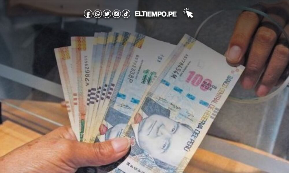 Bono 500 soles — Unas manos sostienen billetes de 100 soles peruanos mientras se verifica la autenticidad del dinero en el marco de las noticias sobre bonos. Foto de: ELTIEMPO.PE