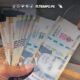Bono 500 soles — Unas manos sostienen billetes de 100 soles peruanos mientras se verifica la autenticidad del dinero en el marco de las noticias sobre bonos. Foto de: ELTIEMPO.PE